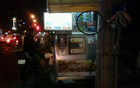 Nhìn từ xa, những "tiệm thuốc sướng" chẳng khác gì một tủ thuốc lá, cũng vài bao thuốc các loại được trưng bày chung với những "áo mưa" (bao cao su) đủ nhãn mác. Nhìn từ xa, những