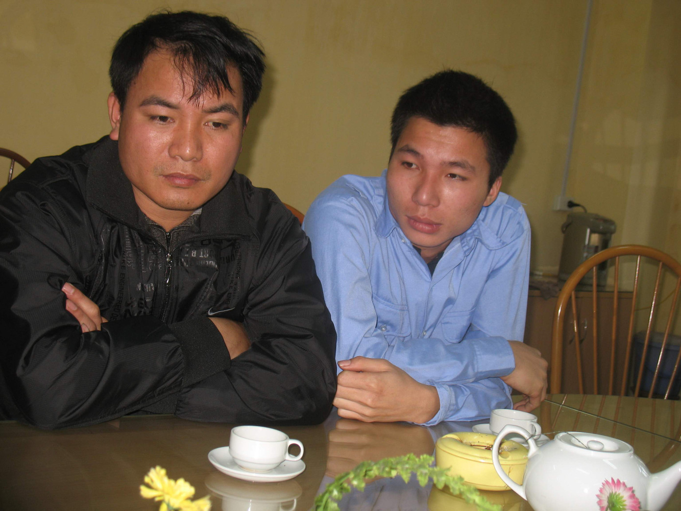 Sau vụ tai nạn, lái chính Tới (bên trái), lái phụ Sơn gần như bị chấn thương tâm lý.