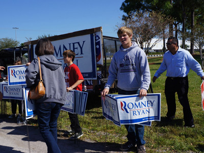 Phát băng rôn, khẩu hiệu ủng hộ ông Romney. Phát băng rôn, khẩu hiệu ủng hộ ông Romney
