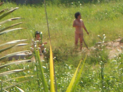 Mẹ con bà Lài tự khỏa thân để cản trở thi công