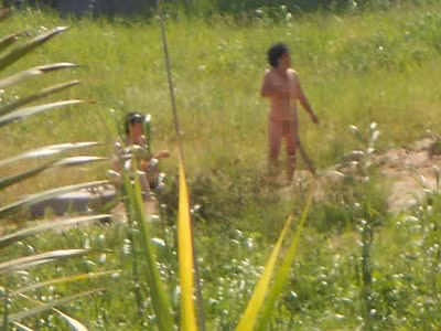 Mẹ con bà Lài tự khỏa thân để cản trở thi công