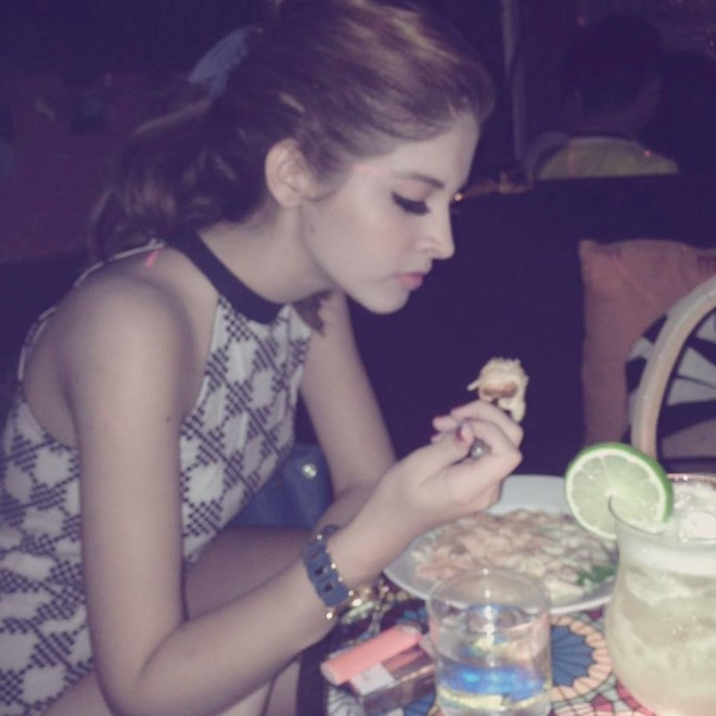 Trước đó, Andrea chia sẻ hình ảnh đáng yêu cùng dòng status đầy hạnh phúc khi được trở lại Việt Nam tiếp tục công việc