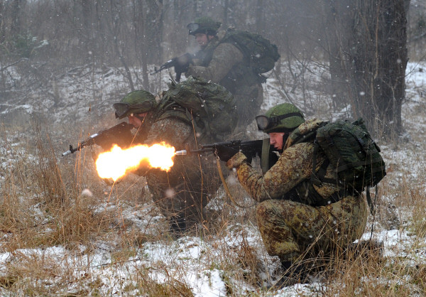 Trong quân phục mới, người lính sẽ không chỉ có thể vượt qua màn lửa, mà còn có khả năng chịu được đạn xuyên giáp và mảnh lựu đạn