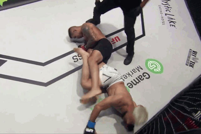 Santos Verdinez bẻ chân đối thủ.