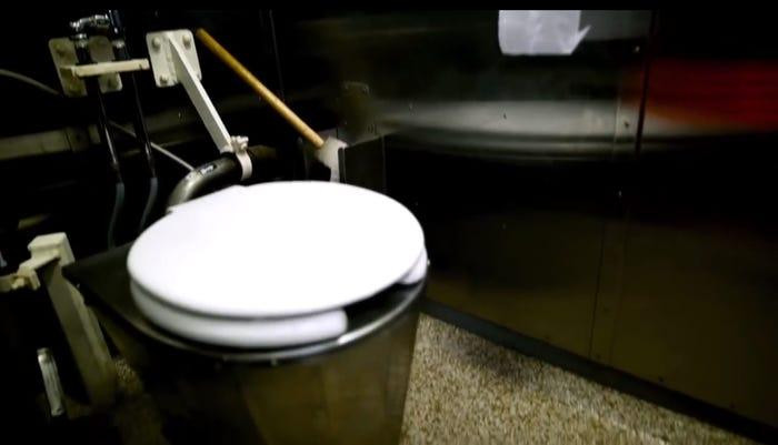 Phòng tắm được bố trí tối thiểu trên tàu ngầm. Đôi khi 40 thủy thủ phải chia sẻ 1 phòng tắm.