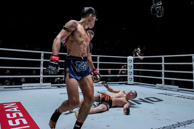 Nakrob Fairtex đã giành được một hợp đồng trị giá 100.000 USD sau khi hạ knock-out Tagir Khalilov.