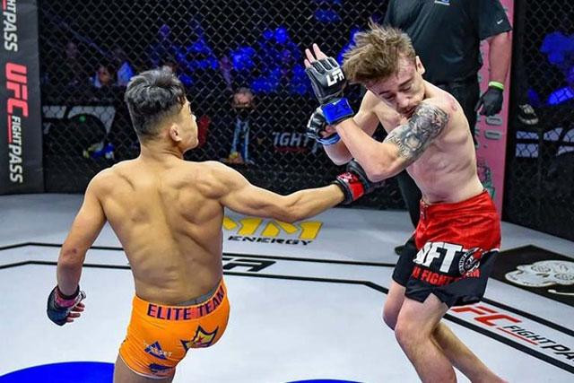 Pha ra đòn khiến đối thủ ngã ngửa của An Hồ. Pha ra đòn khiến đối thủ ngã ngửa của An Hồ.