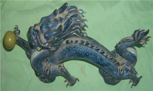 Hình con rồng màu xanh, được chế tác tinh xảo, chi tiết, viên ngọc màu vàng phát sáng lấp lánh. Ảnh KK News.