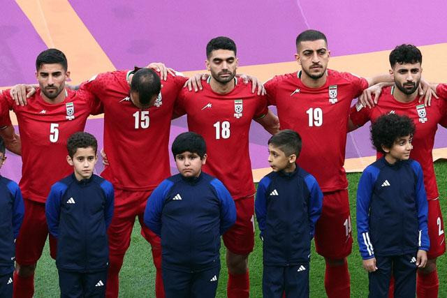 1. Cầu thủ Iran không hát quốc ca. Trong cuộc đụng độ với ĐT Anh tại trận ra quân tại World Cup 2022, các cầu thủ Iran đã quyết định không hát quốc ca để biểu thị việc ủng hộ cuộc biểu tình đang diễn ra trong nước. Trước đó, một cuộc biểu tình quy mô lớn đã diễn ra sau khi một cô gái trẻ thiệt mạng khi đang bị cảnh sát bắt tạm giam vì “trang phục không phù hợp”. Cuộc biểu tình này khiến ít nhất 454 người thiệt mạng cùng với hơn 16.800 người bị bắt giữ. 1. Cầu thủ Iran không hát quốc ca. Trong cuộc đụng độ với ĐT Anh tại trận ra quân tại World Cup 2022, các cầu thủ Iran đã quyết định không hát quốc ca để biểu thị việc ủng hộ cuộc biểu tình đang diễn ra trong nước. Trước đó, một cuộc biểu tình quy mô lớn đã diễn ra sau khi một cô gái trẻ thiệt mạng khi đang bị cảnh sát bắt tạm giam vì “trang phục không phù hợp”. Cuộc biểu tình này khiến ít nhất 454 người thiệt mạng cùng với hơn 16.800 người bị bắt giữ.