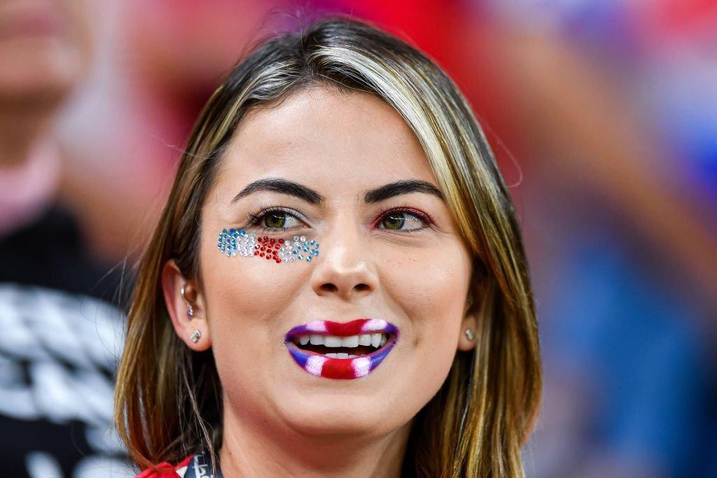 Fan nữ xinh đẹp vẽ Quốc kỳ Costa Rica lên môi.