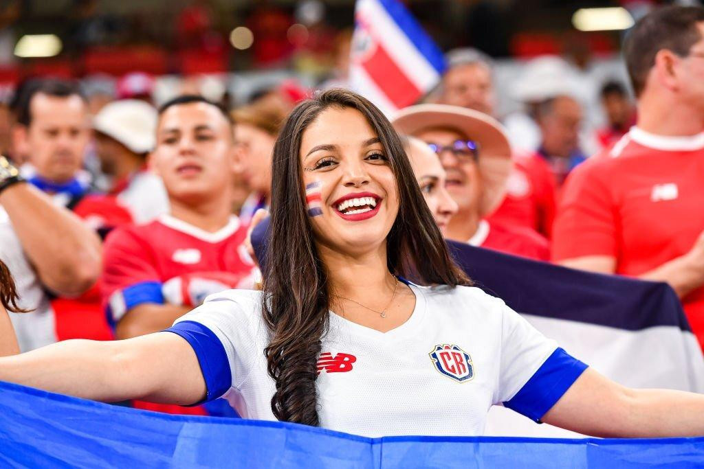 Nụ cười hớp hồn của 1 CĐV nữ Costa Rica.