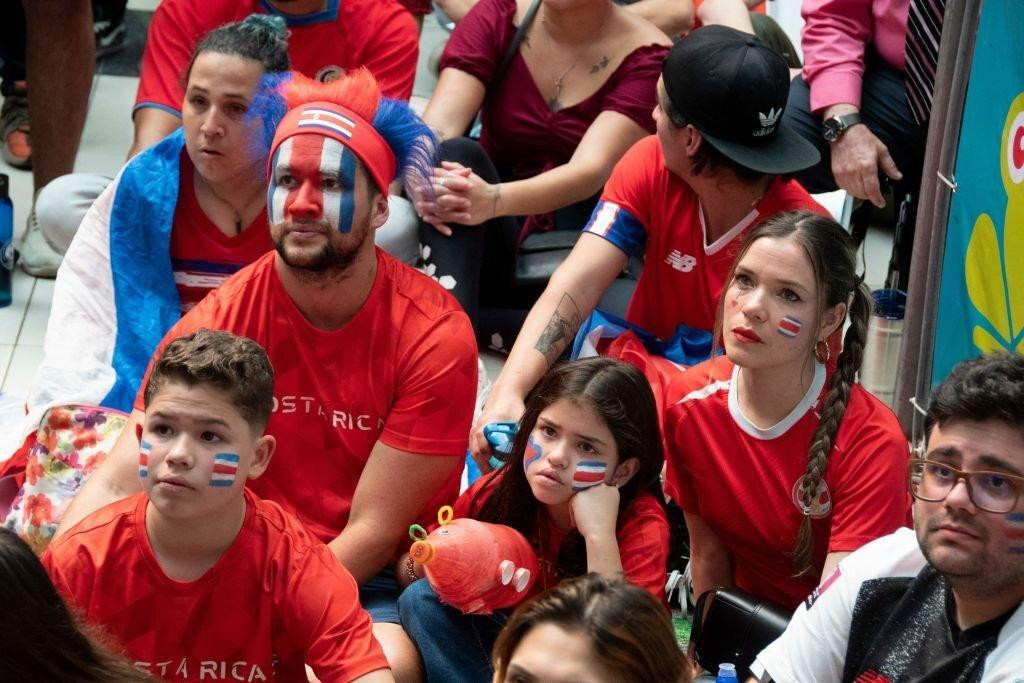 Nhóm CĐV bên ngoài sân cũng lo lắng không kém những người có vé vào sân.