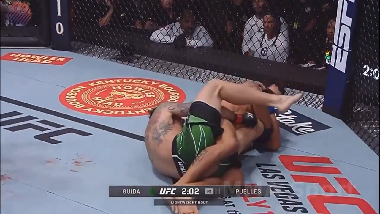 Claudio Puelles bẻ chân đối thủ.