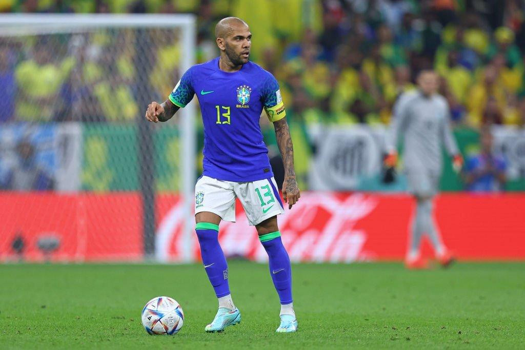 Daniel Alves là cầu thủ lớn tuổi nhất thi đấu cho ĐT Brazil ở World Cup. Daniel Alves là cầu thủ lớn tuổi nhất thi đấu cho ĐT Brazil ở World Cup.