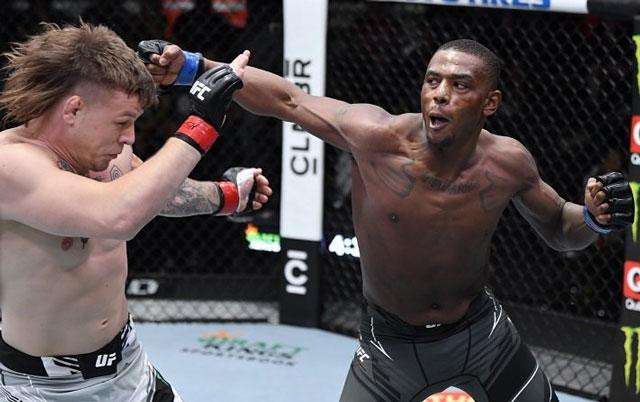 Jamahal Hill (phải) chủ động tấn công trước. Jamahal Hill (phải) chủ động tấn công trước.