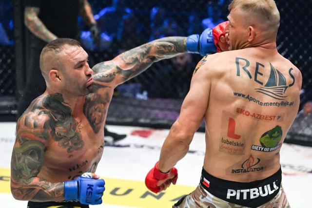 Tomasz Romanowski ra đòn chuẩn xác.