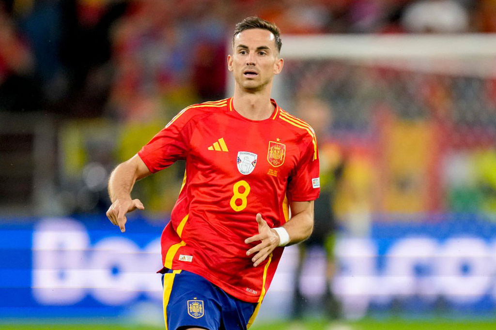 Tiền vệ trung tâm: Fabian Ruiz (Tây Ban Nha).