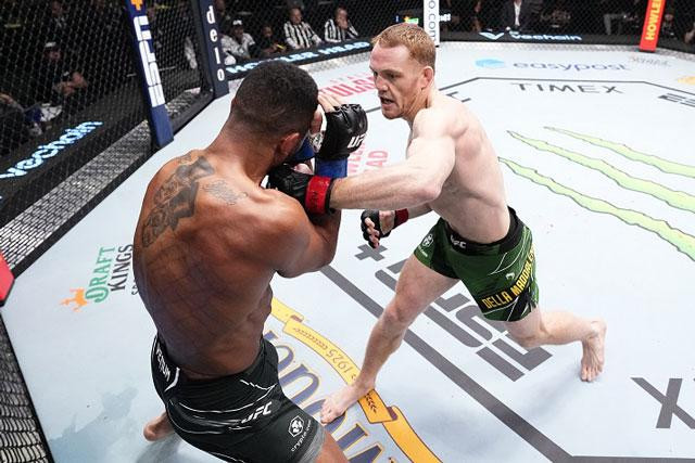 Jack Della ra đòn chính xác.