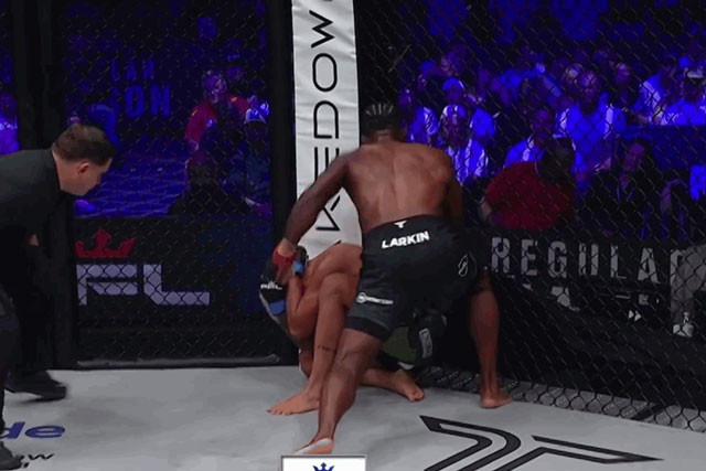 Lorenz Larkin ra đòn liên tiếp. Lorenz Larkin ra đòn liên tiếp.