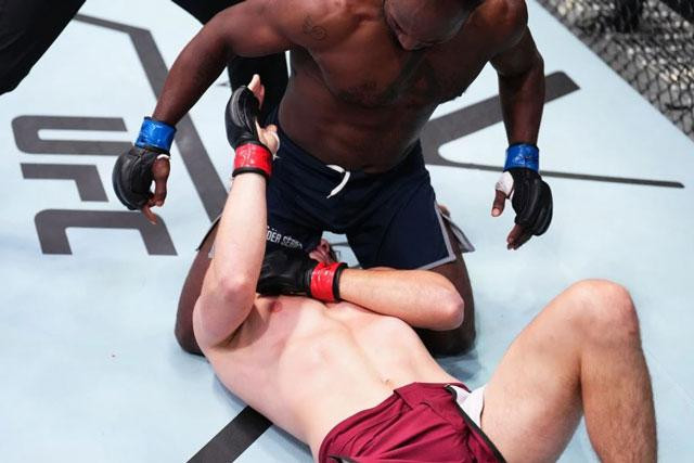 Darrius Flowers quật ngã Amiran Gogoladze. Darrius Flowers quật ngã Amiran Gogoladze.