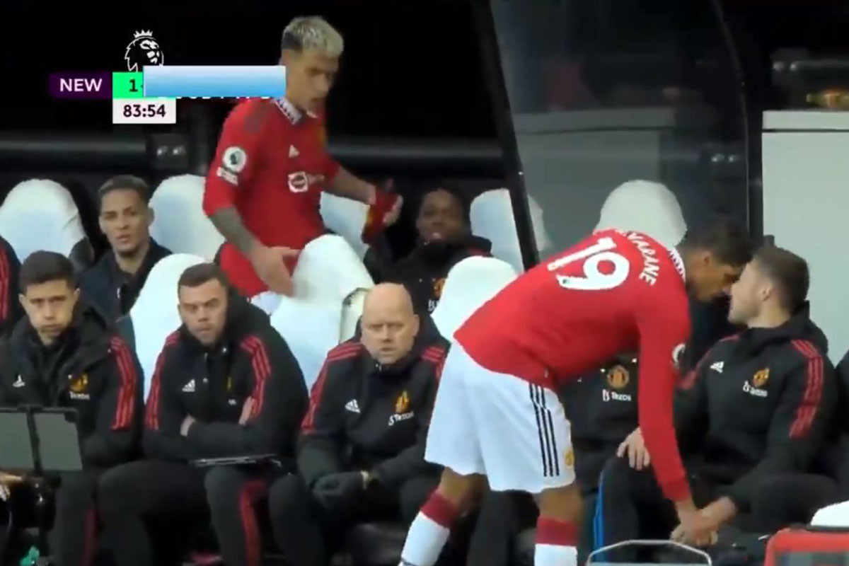 Lisandro Martinez nổi nóng sau khi bị thay ra.