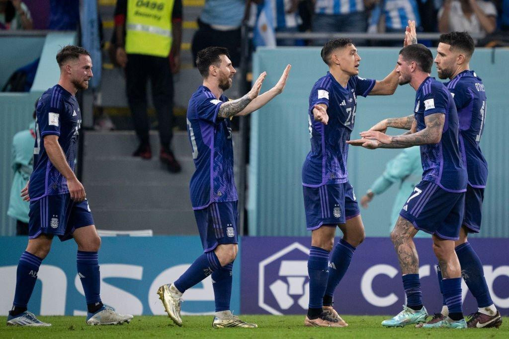 Argentina giành ngôi đầu bảng C. Argentina giành ngôi đầu bảng C.