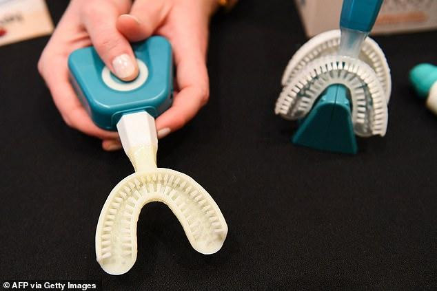 Chiếc bàn chải răng điện mới này sẽ đánh sạch răng của bạn chỉ trong 10 giây, quá tiện cho người bận rộn. Chiếc bàn chải răng điện mới này sẽ đánh sạch răng của bạn chỉ trong 10 giây, quá tiện cho người bận rộn.