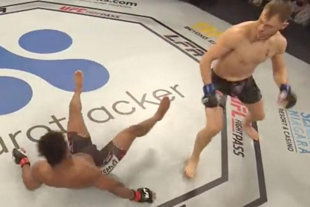 Adam Fugitt đấm ngã đối thủ.