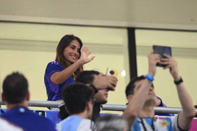 Antonela Roccuzzo thoải mái tạo dáng khi các fans muốn chụp ảnh. Antonela Roccuzzo thoải mái tạo dáng khi các fans muốn chụp ảnh.