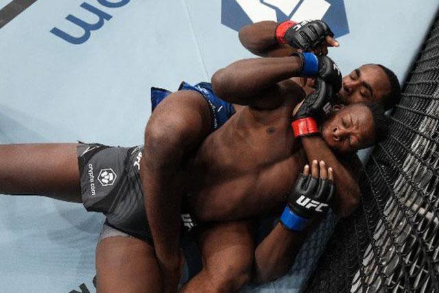 Jeremiah Wells siết cổ đối thủ. Jeremiah Wells siết cổ đối thủ.