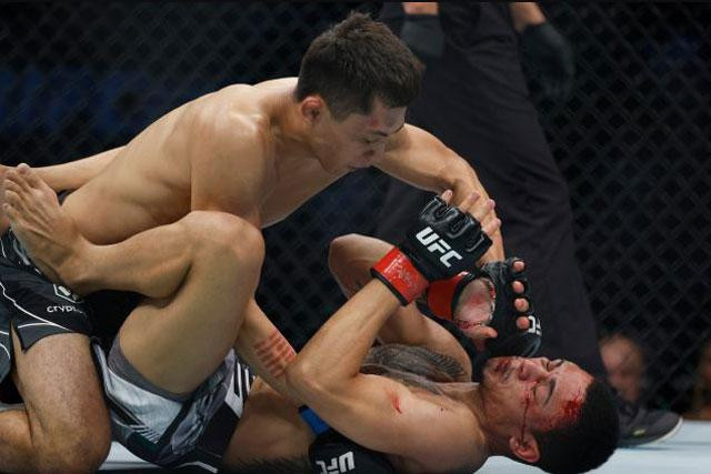 Victor Altamirano đấm gục Daniel da Silva. Victor Altamirano đấm gục Daniel da Silva.