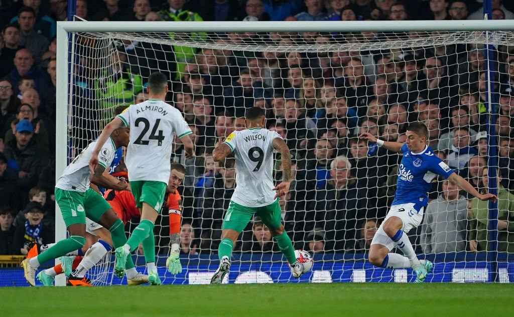 Wilson mở tỷ số cho Newcastle ở phút 28.