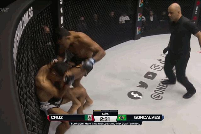 Đòn gối ấn định kết quả trận đấu.