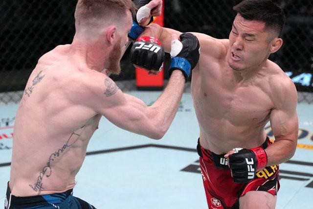 Heili Alateng (phải) ra đòn. Heili Alateng (phải) ra đòn.