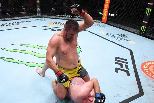 Alexander Romanov hạ gục đối thủ bằng loạt đòn đánh cực mạnh.