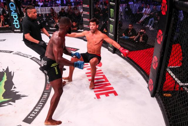 Fabian Edwards ra đòn khiến đối thủ ngã ngửa. Fabian Edwards ra đòn khiến đối thủ ngã ngửa.