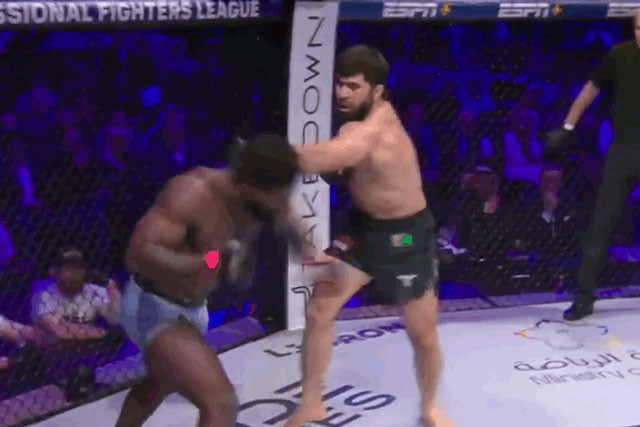 Dovlet Yagshimuradov (phải) ra đòn chính xác.