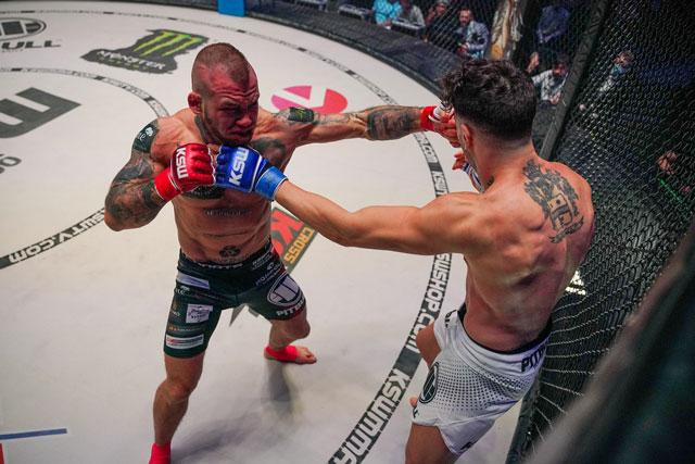 Gracjan Szadzinski ra đòn cực mạnh sau khi ép đối thủ vào sát lồng.