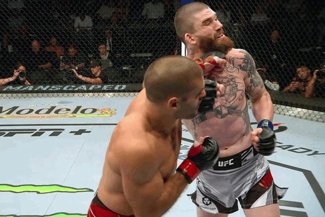 Andre Fialho đấm gục đối thủ. Andre Fialho đấm gục đối thủ.