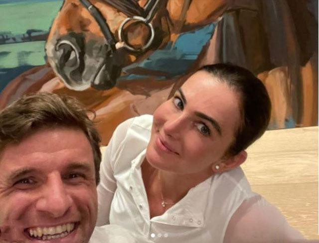 Lisa Muller từng là một VĐV đua xe nổi tiếng. Theo HLV Van Gaal, cô từng ngăn cấm chuyện chồng chuyển tới thi đấu cho M.U.