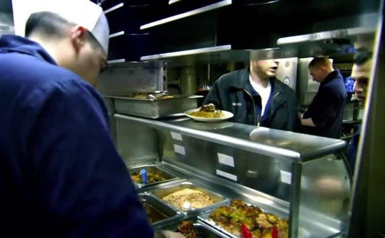 Thời gian còn lại trong ngày của các thủy thủ tiêu tốn vào việc ăn uống. Do không gian khép kín, thiếu ánh sáng tự nhiên, nên các thủy thủ gặp khó khăn trong việc cảm nhận thời gian trôi. Đối với họ, thời gian trên tàu ngầm dường như đã "đóng băng".