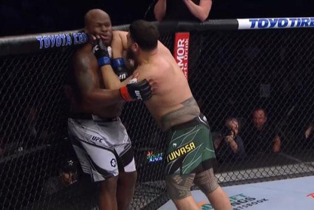 Tai Tuivasa tung đòn chỏ về phía Derrick Lewis. Tai Tuivasa tung đòn chỏ về phía Derrick Lewis.