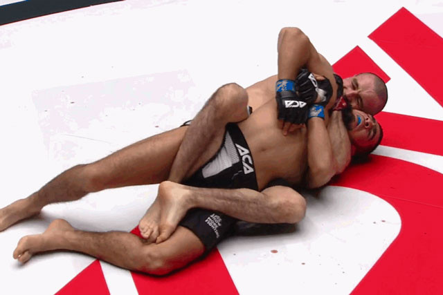 Alberd Zhapuev hạ gục đối thủ bằng đòn trăn siết cổ.