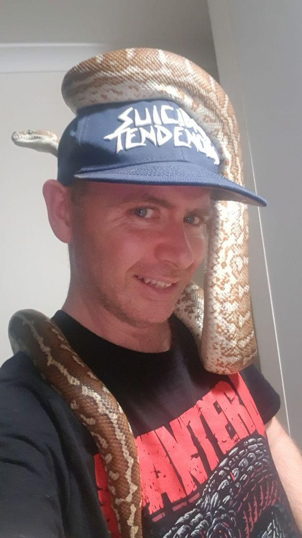 Phụ nữ thường chạy dài khi thấy những bức ảnh Walker chụp cùng trăn như thế này.