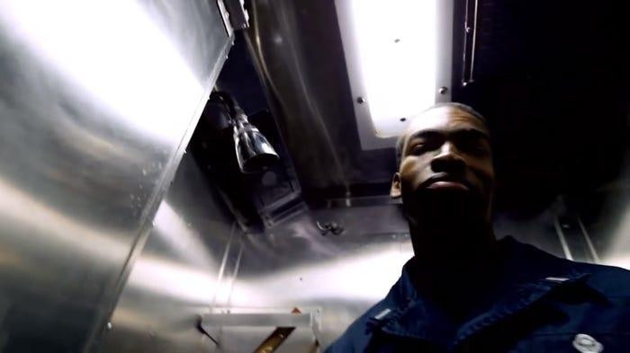 Vòi hoa sen cũng phải thật nhỏ để tiết kiệm diện tích cho những bộ phận quan trọng khác trên tàu ngầm.