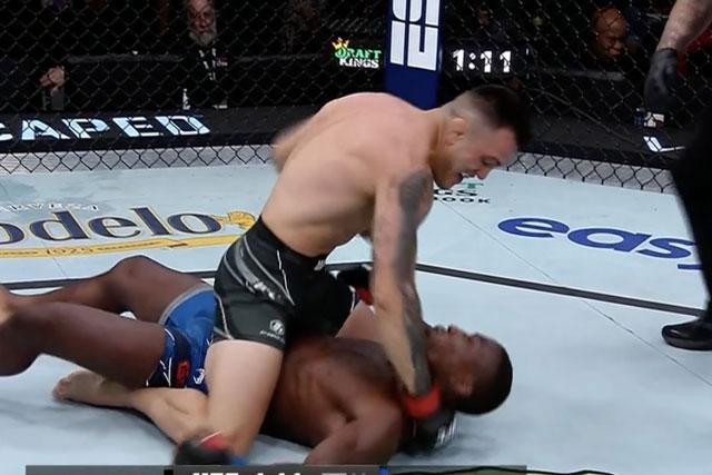 Cody Brundage hạ gục đối thủ.