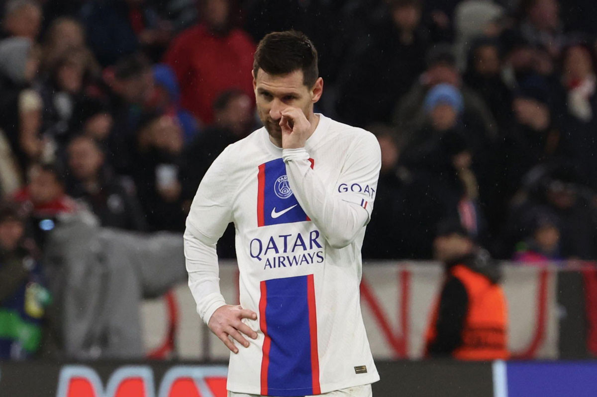 Messi rất thất vọng khi PSG bị loại ở vòng 1/8 Champions League năm thứ 2 liên tiếp.