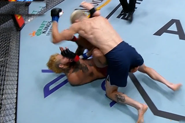 Serhiy Sidey đấm gục đối thủ.