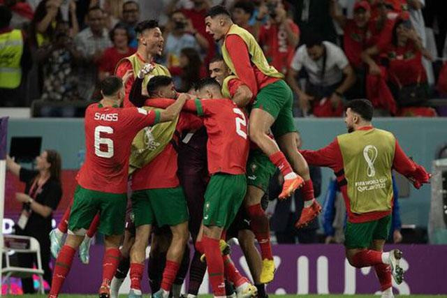 8. Chuyến đi kỳ diệu của Morocco. Khi World Cup 2022 khởi tranh, nhiều người nghĩ rằng Morocco chỉ là “đội lót đường” khi ở chung bảng F với Croatia và Bỉ. Nhưng bằng nghị lực cùng lối chơi kỷ luật, họ đã kết thúc vòng bảng với vị trí nhất bảng và không để thua trận nào. Sau đó, Morocco tiếp tục tạo địa chấn bằng việc hạ gục cả Tây Ban Nha lẫn Bồ Đào Nha để ghi tên mình vào vòng bán kết. 8. Chuyến đi kỳ diệu của Morocco. Khi World Cup 2022 khởi tranh, nhiều người nghĩ rằng Morocco chỉ là “đội lót đường” khi ở chung bảng F với Croatia và Bỉ. Nhưng bằng nghị lực cùng lối chơi kỷ luật, họ đã kết thúc vòng bảng với vị trí nhất bảng và không để thua trận nào. Sau đó, Morocco tiếp tục tạo địa chấn bằng việc hạ gục cả Tây Ban Nha lẫn Bồ Đào Nha để ghi tên mình vào vòng bán kết.