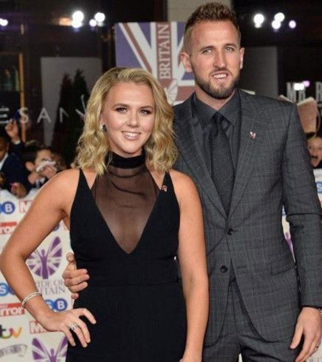 Katie Goodland – Vợ của tiền đạo Harry Kane. Katie Goodland – Vợ của tiền đạo Harry Kane.